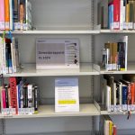 Gestell mit den aufgestellten Büchern als Semesterapparat