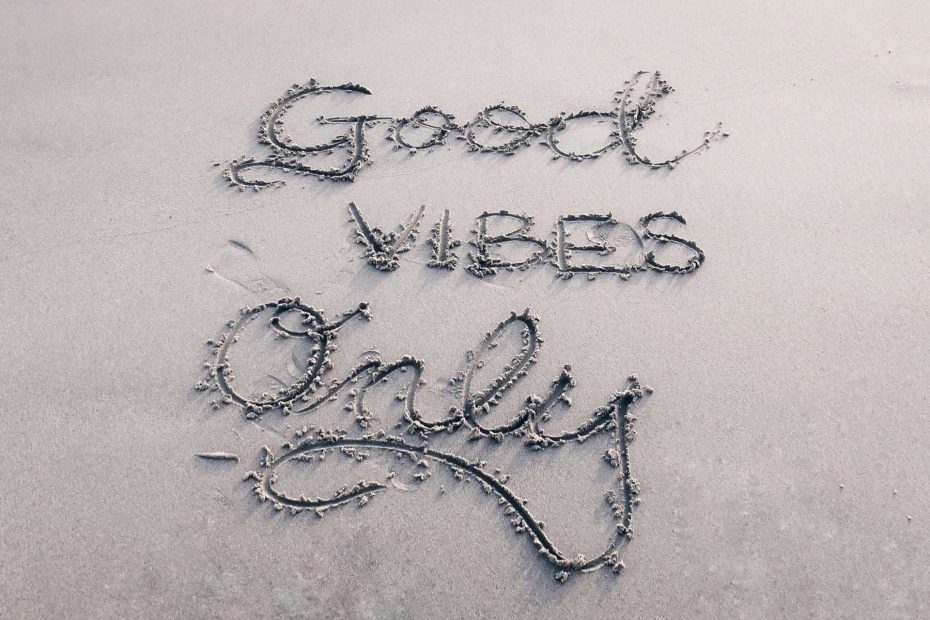 in Sand geschrieben steht "Good Vibes only"