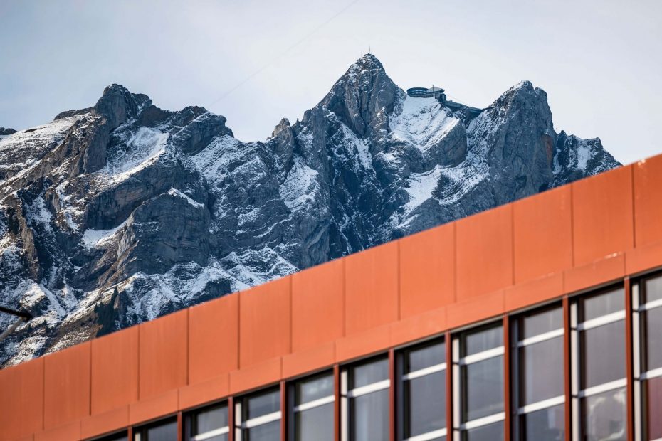 Bergspitze hinter einem Gebäude