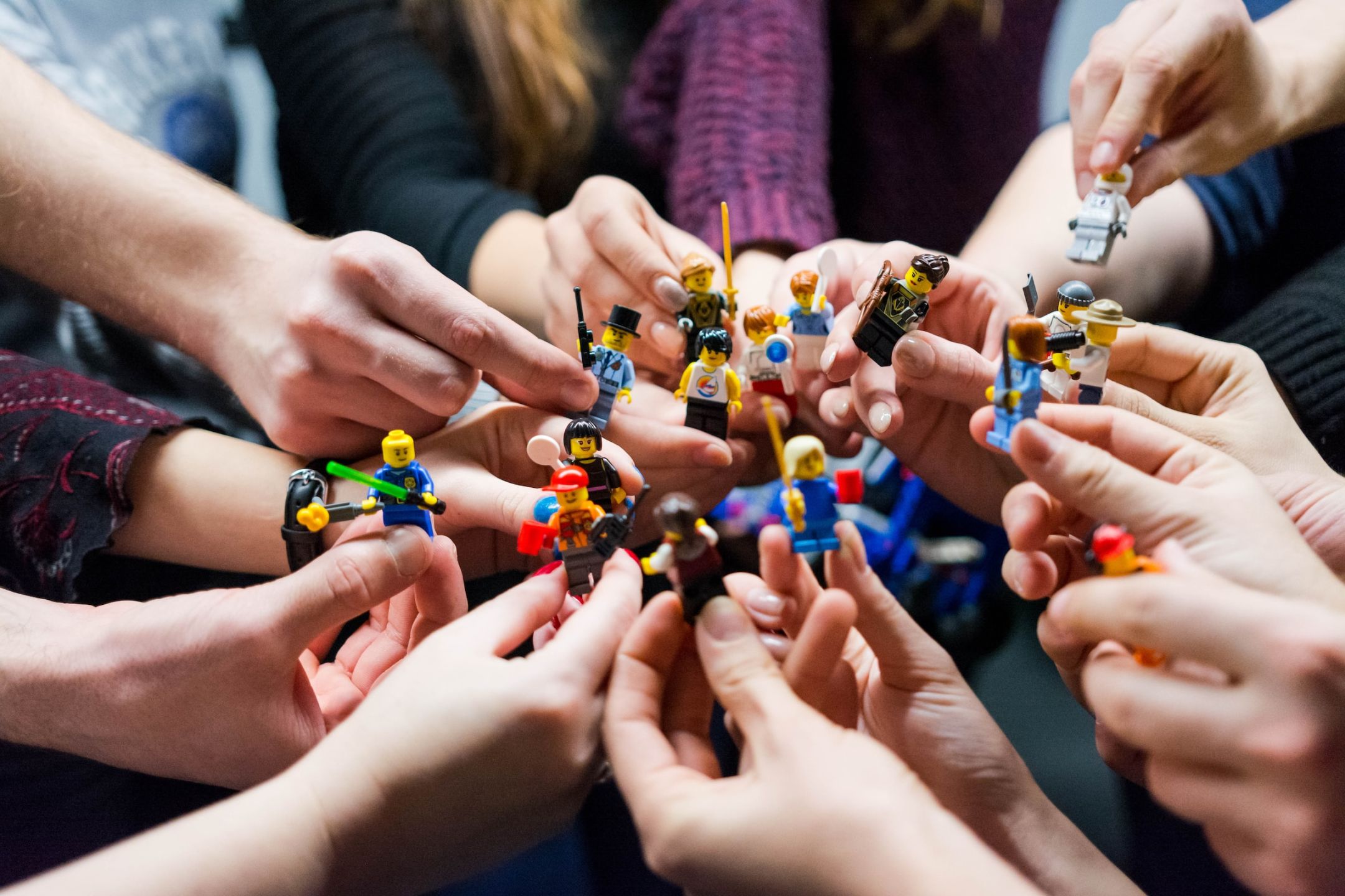 Abbildung von verschiedenen Lego Figuren welche ein diverses Team und Netzwerkstruktur darstellen.