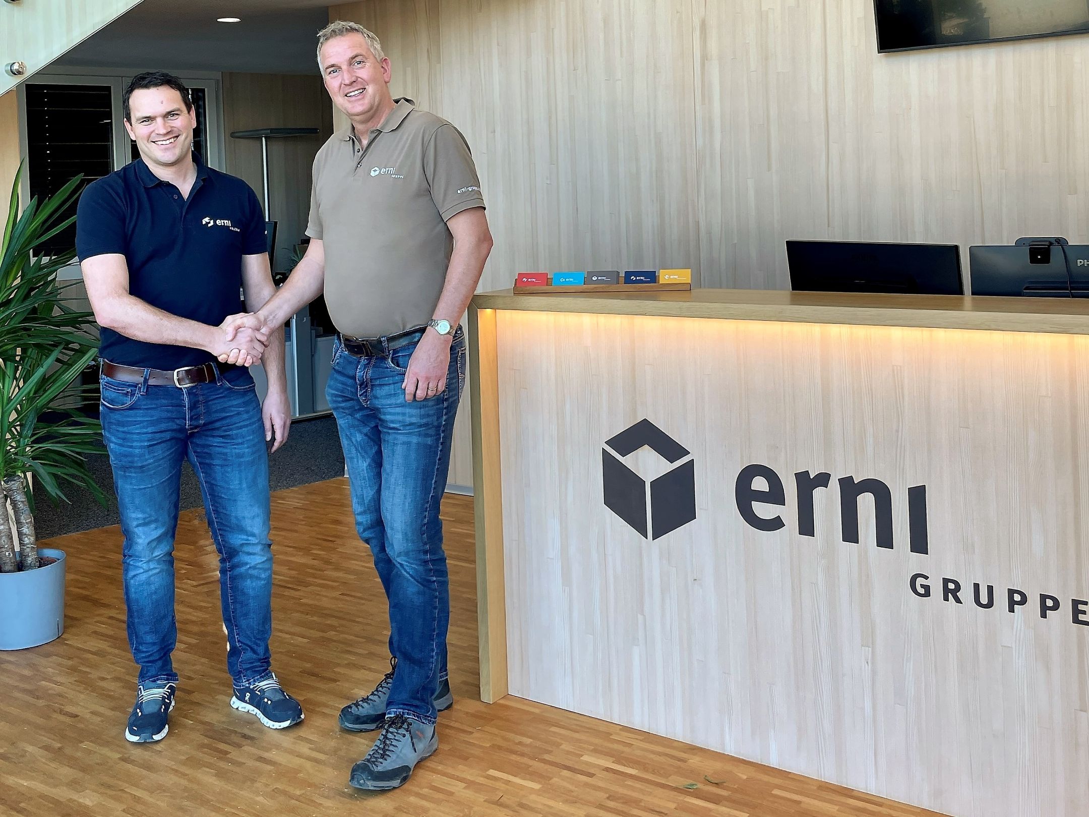Peter Henggeler und Andreas Wermelinger (Inhaber der Erni Gruppe Schongau) geben sich die Hand