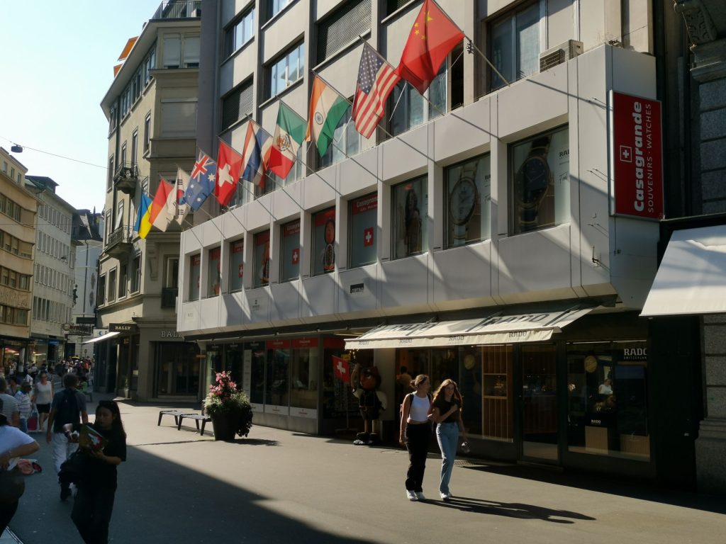 Das Foto zeigt den Flagship Store der Casagrande AG bei der Grendelstrasse 6 in Luzern. Die Fassade ist mit Flaggen aus der ganzen Welt geschmückt.