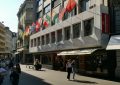Das Foto zeigt den Flagship Store der Casagrande AG bei der Grendelstrasse 6 in Luzern. Die Fassade ist mit Flaggen aus der ganzen Welt geschmückt.