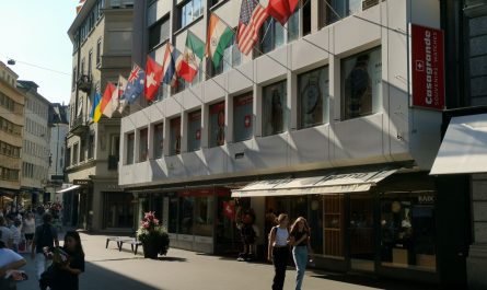 Das Foto zeigt den Flagship Store der Casagrande AG bei der Grendelstrasse 6 in Luzern. Die Fassade ist mit Flaggen aus der ganzen Welt geschmückt.