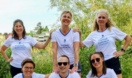 Auf dem Bild präsentiert sich das Team der Therme Zurzach vor dem Start im Triathlon.