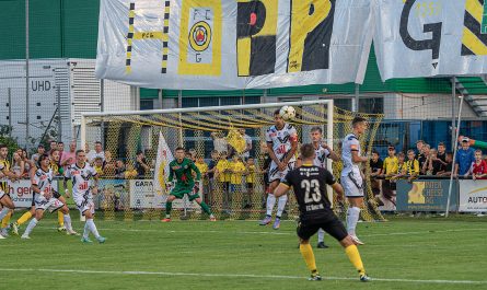 Foto vom Spiel im Schweizer Cup FC Gunzwil vs. FC Lugano. Es zeigt die Situation nach einem getretenen Freistoss.