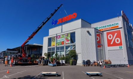 Zeigt die JUMBO Verkaufsstelle in Unterentfelden. EIn grosser Kranwagen montiert das neue JUMBO Logo