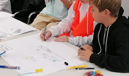 Kinder visualisieren am Zukunftstag ihre Idee einer neuen Verpackungsmaschine. Die Fähigkeit Zusammenhänge zu visua-lisieren und konstruktiv mit Konflikten umzugehen wird immer wichtiger. Foto: SealedAir GmbH