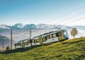 Triebwagen der Rigi Bahnen produziert Strom auf der Talfahrt.