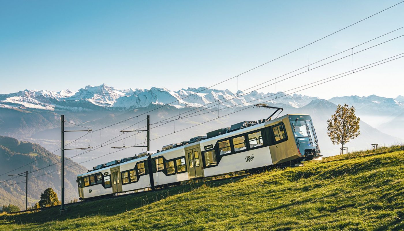 Triebwagen der Rigi Bahnen produziert Strom auf der Talfahrt.