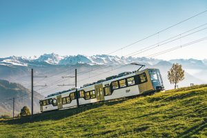 Triebwagen der Rigi Bahnen produziert Strom auf der Talfahrt.