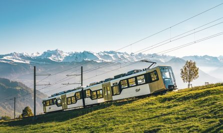 Triebwagen der Rigi Bahnen produziert Strom auf der Talfahrt.