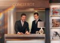2 Hotel Congierce, welche über Gästewünsche diskutieren