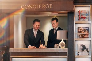 2 Hotel Congierce, welche über Gästewünsche diskutieren