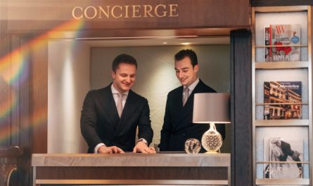 2 Hotel Congierce, welche über Gästewünsche diskutieren