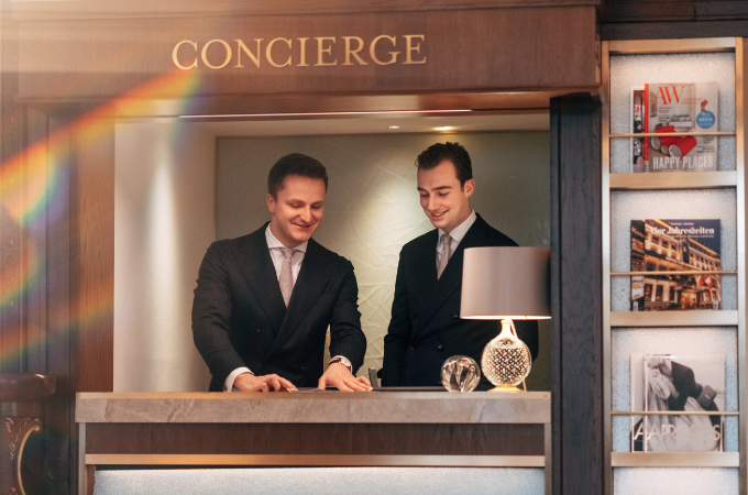 2 Hotel Congierce, welche über Gästewünsche diskutieren