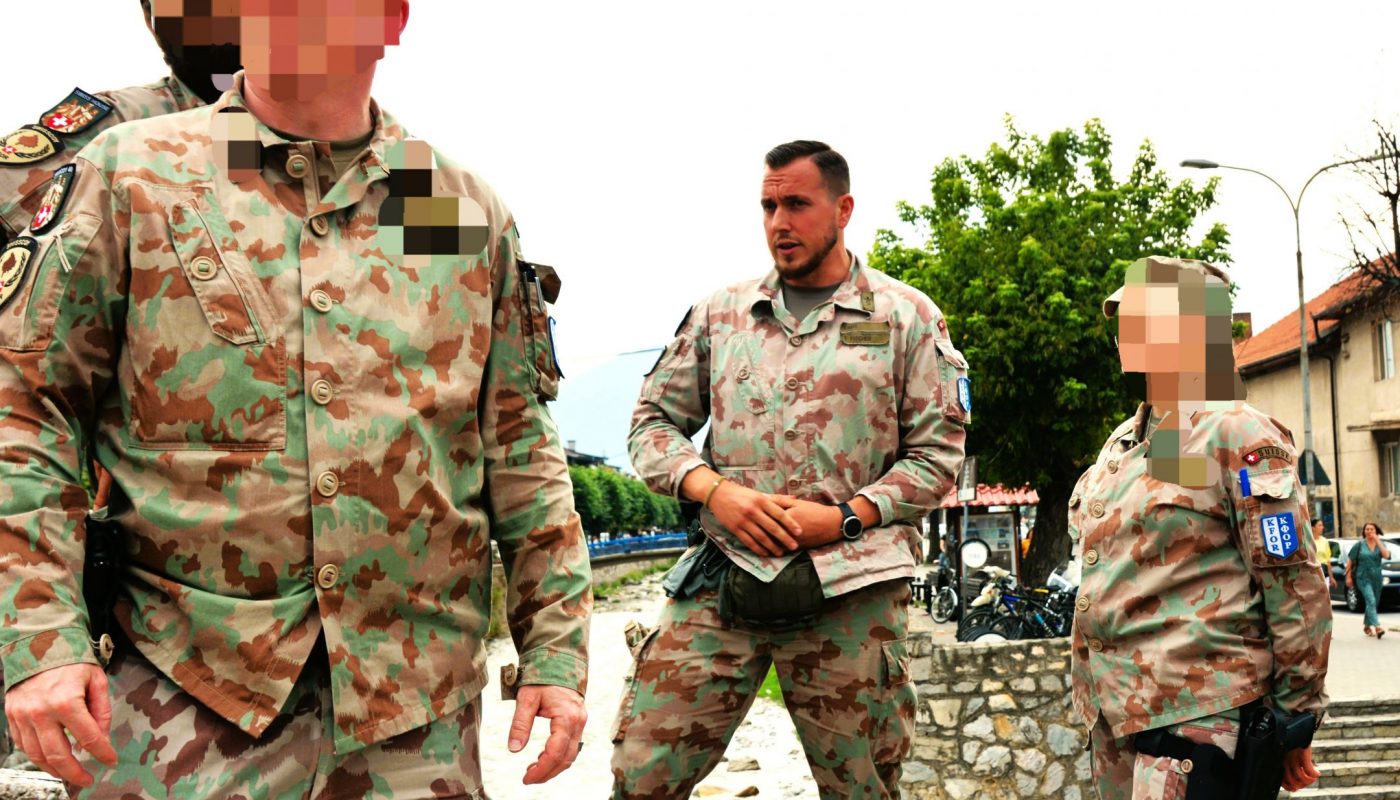 Vier Militärs auf einer Brücke über einen Fluss in Prizren, Kosovo