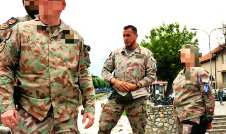 Vier Militärs auf einer Brücke über einen Fluss in Prizren, Kosovo
