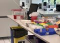 Es ist ein Ausschnitt des medizinischen Labors Medisyn in Luzern zu sehen. Der Blogartikel Mitarbeitereinbezug bei der Standortsuche: Schlüssel zum gemeinsamen Erfolg ist ein Leistungsnachweis im Rahmen des Executive MBA an der HSLU