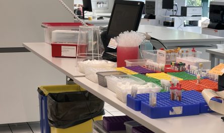 Es ist ein Ausschnitt des medizinischen Labors Medisyn in Luzern zu sehen. Der Blogartikel Mitarbeitereinbezug bei der Standortsuche: Schlüssel zum gemeinsamen Erfolg ist ein Leistungsnachweis im Rahmen des Executive MBA an der HSLU