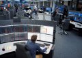 Zugverkehrsleitende in der Betriebszentrale Renens (VD) kommunizieren über das SBB-interne GSM-Netz mit den Zügen, die auf den Strecken unterwegs sind. Durch eine frühzeitige Warnung zu einem möglichen Ausfall des Kommunikationskanals konnte die verbleibende Zeit genutzt werden, mögliche Bewältigungsmassnahmen vorzubereiten. (Bild: «© SBB CFF FFS»)