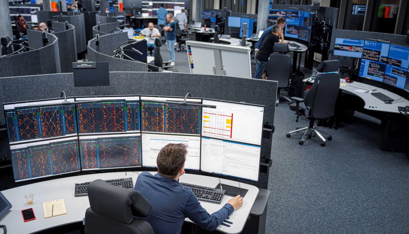 Zugverkehrsleitende in der Betriebszentrale Renens (VD) kommunizieren über das SBB-interne GSM-Netz mit den Zügen, die auf den Strecken unterwegs sind. Durch eine frühzeitige Warnung zu einem möglichen Ausfall des Kommunikationskanals konnte die verbleibende Zeit genutzt werden, mögliche Bewältigungsmassnahmen vorzubereiten. (Bild: «© SBB CFF FFS»)