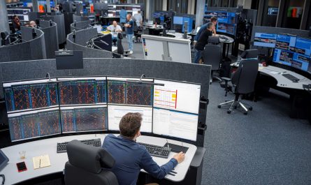 Zugverkehrsleitende in der Betriebszentrale Renens (VD) kommunizieren über das SBB-interne GSM-Netz mit den Zügen, die auf den Strecken unterwegs sind. Durch eine frühzeitige Warnung zu einem möglichen Ausfall des Kommunikationskanals konnte die verbleibende Zeit genutzt werden, mögliche Bewältigungsmassnahmen vorzubereiten. (Bild: «© SBB CFF FFS»)