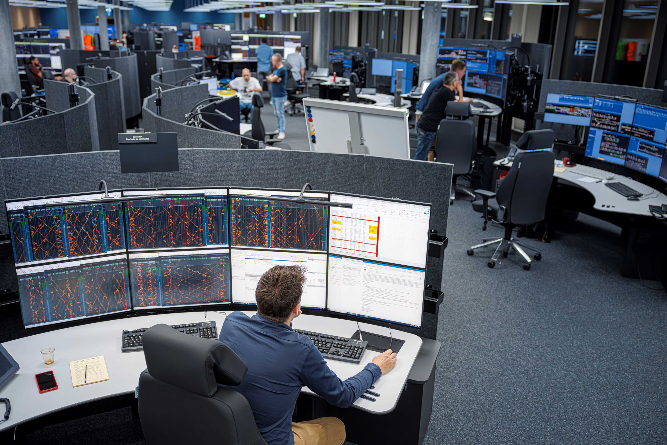 Zugverkehrsleitende in der Betriebszentrale Renens (VD) kommunizieren über das SBB-interne GSM-Netz mit den Zügen, die auf den Strecken unterwegs sind. Durch eine frühzeitige Warnung zu einem möglichen Ausfall des Kommunikationskanals konnte die verbleibende Zeit genutzt werden, mögliche Bewältigungsmassnahmen vorzubereiten. (Bild: «© SBB CFF FFS»)