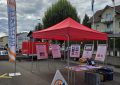 Informationsstand Bevölkerungsschutz Emmen mit rotem Zelt, Infotafeln, Notfalltreffpunkt-Schild und Materialien zum Thema Krisenvorsorge.