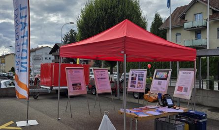 Informationsstand Bevölkerungsschutz Emmen mit rotem Zelt, Infotafeln, Notfalltreffpunkt-Schild und Materialien zum Thema Krisenvorsorge.