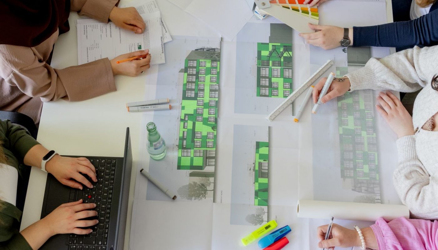Interdisziplinäres Projektteam bespricht Plangrundlagen