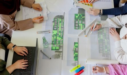 Interdisziplinäres Projektteam bespricht Plangrundlagen