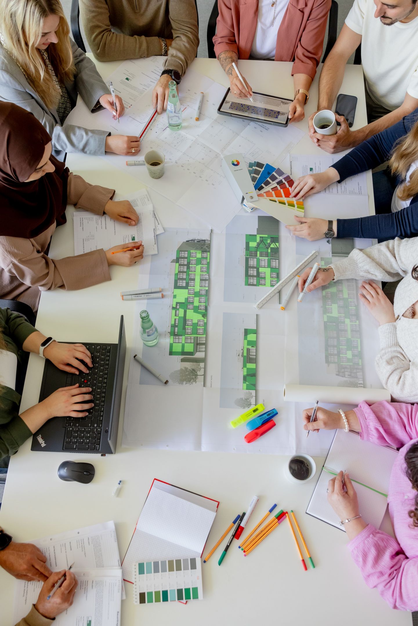 Interdisziplinäres Projektteam bespricht Plangrundlagen