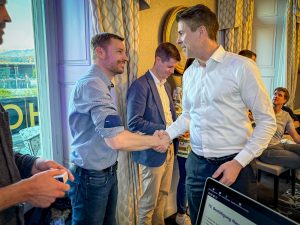 Handshake bei der offiziellen Aufnahme eines Neumitglieds von LUVETAS