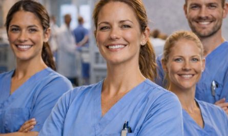 Das Bild zeigt ein Team von stolzen Pflegefachpersonen.