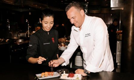 Zusammenarbeit in der Küche zwischen Chef Chatsorn und Mike Wehrle im Spices Kitchen
