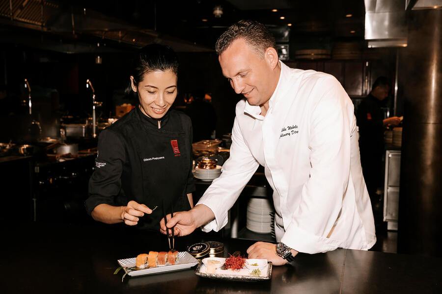 Zusammenarbeit in der Küche zwischen Chef Chatsorn und Mike Wehrle im Spices Kitchen