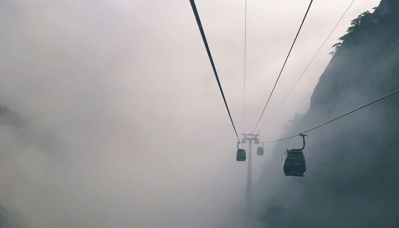 Seilbahn im Nebel