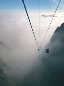 Seilbahn im Nebel