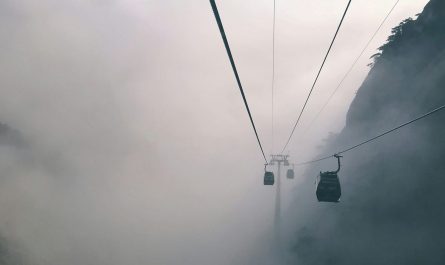 Seilbahn im Nebel