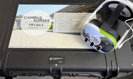 VR-Brille der VR-Anwendung des CAMPUS SURSEE auf einem Transportkoffer.
