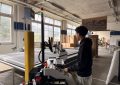 Junger Lernender arbeitet an einer Anlage in der Produktionshalle der WellPack AG
