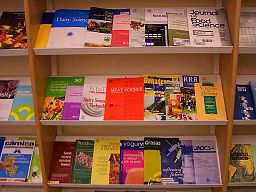 Zeitschriftenregal mit einzelnen Zeitschriftenheften