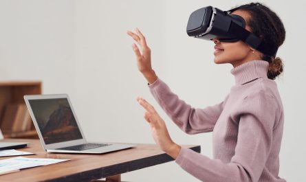 Zukunft der Arbeit: Eine berufstätige Frau erlebt ein interaktives Training mittels der Augmented Reality Technologie. Ein Abbild für die moderne Prozessoptimierung.
