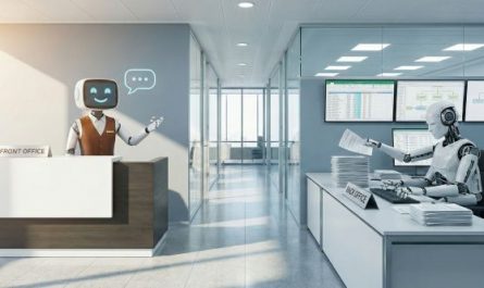 Eine geteilte Büro-Szene: Links steht ein freundlicher Roboter als Concierge an einem Empfang mit der Aufschrift "FRONT OFFICE" und einer Sprechblase. Rechts sitzt ein technischer Roboter an einem Schreibtisch mit der Aufschrift "BACK OFFICE", der Aktenstapel bearbeitet und Daten in Excel eingibt.