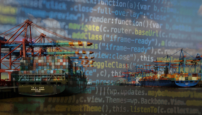 Schiffcontainer im Hafen von Hamburg mit Code Überlappend, sinnbildlich für Software in Container, Quelle: Unsplash