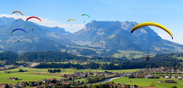 Autonomie: Gleitschirmpiloten fliegen in den Alpen