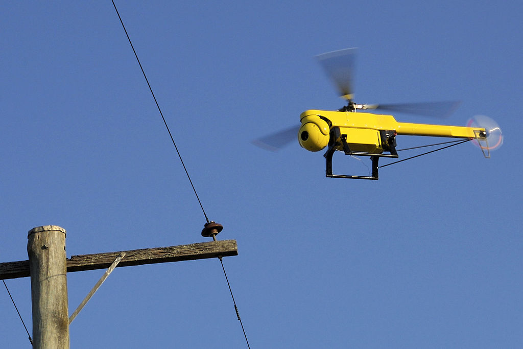 Drohne überprüft Strommast