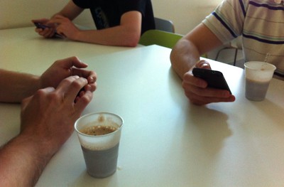 Kaffeepause - Alle halten das Smartphone in der Hand