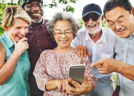 Seniorengruppe digitaler Lifestyle